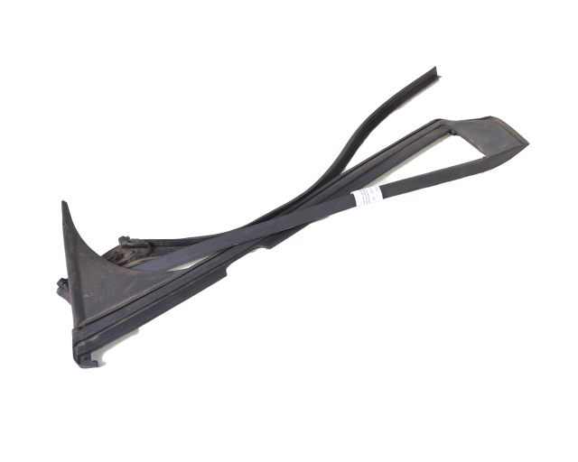 Уплотнитель центральной стойки правой (под накладку с камерой) Tesla Model X 1032152-00-D