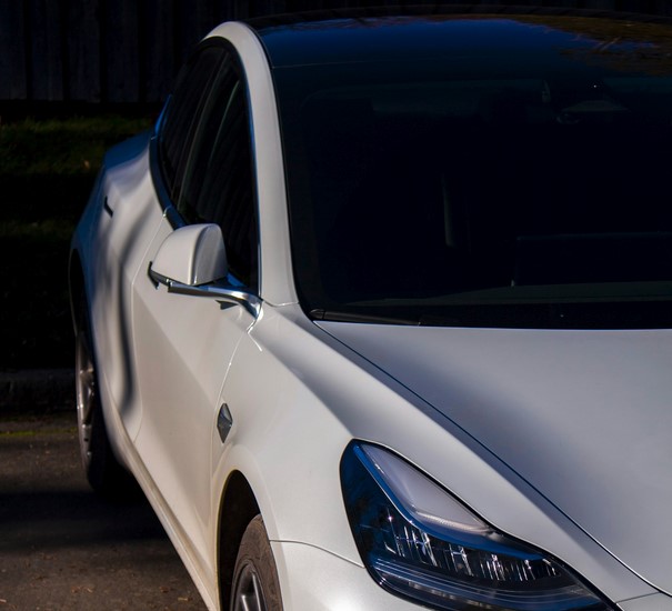 Стёкла Tesla Model 3: окна в будущее и технологии в движении