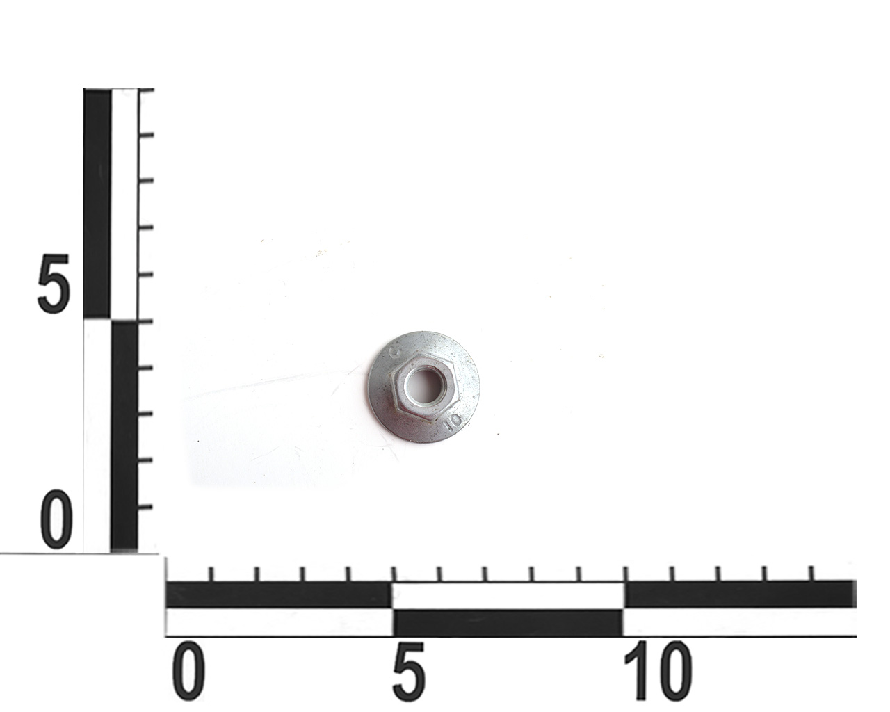 Гайка кронштейна амортизатора капота на капоте TESLA MODEL 3