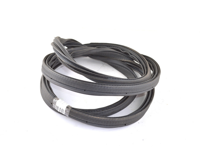 Уплотнитель проема багажника Nissan Leaf 2018