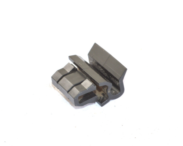 Клипса крепления переднего багажника (корыто) к крылу TESLA MODEL 3