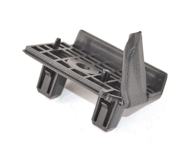 Кронштейн крыла маленький правый TESLA MODEL 3 Кронштейн крыла маленький правый TESLA MODEL 3