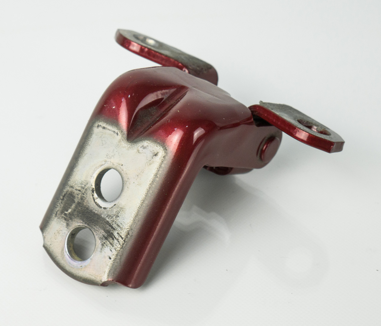 Петля двери задн. нижняя лев NISSAN LEAF (10-18) 82421-AG000 /82421-3NA0A