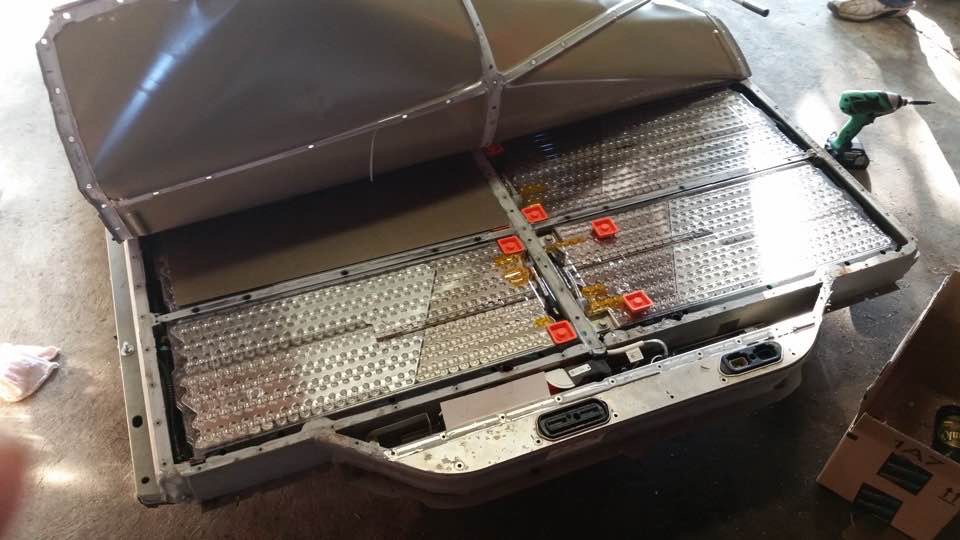 razborka-jelektromobilja-tesla-dlja-akkumuljator-na-jelektrovelosipedy-3.jpg