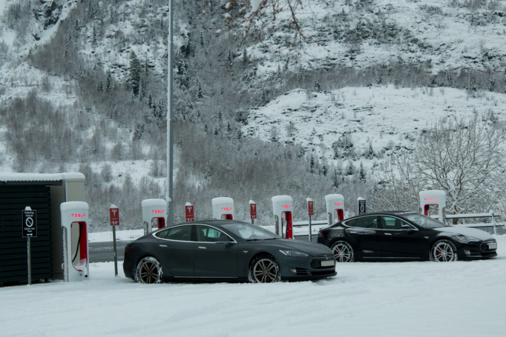 Winter_tesla_charging_1.jpg